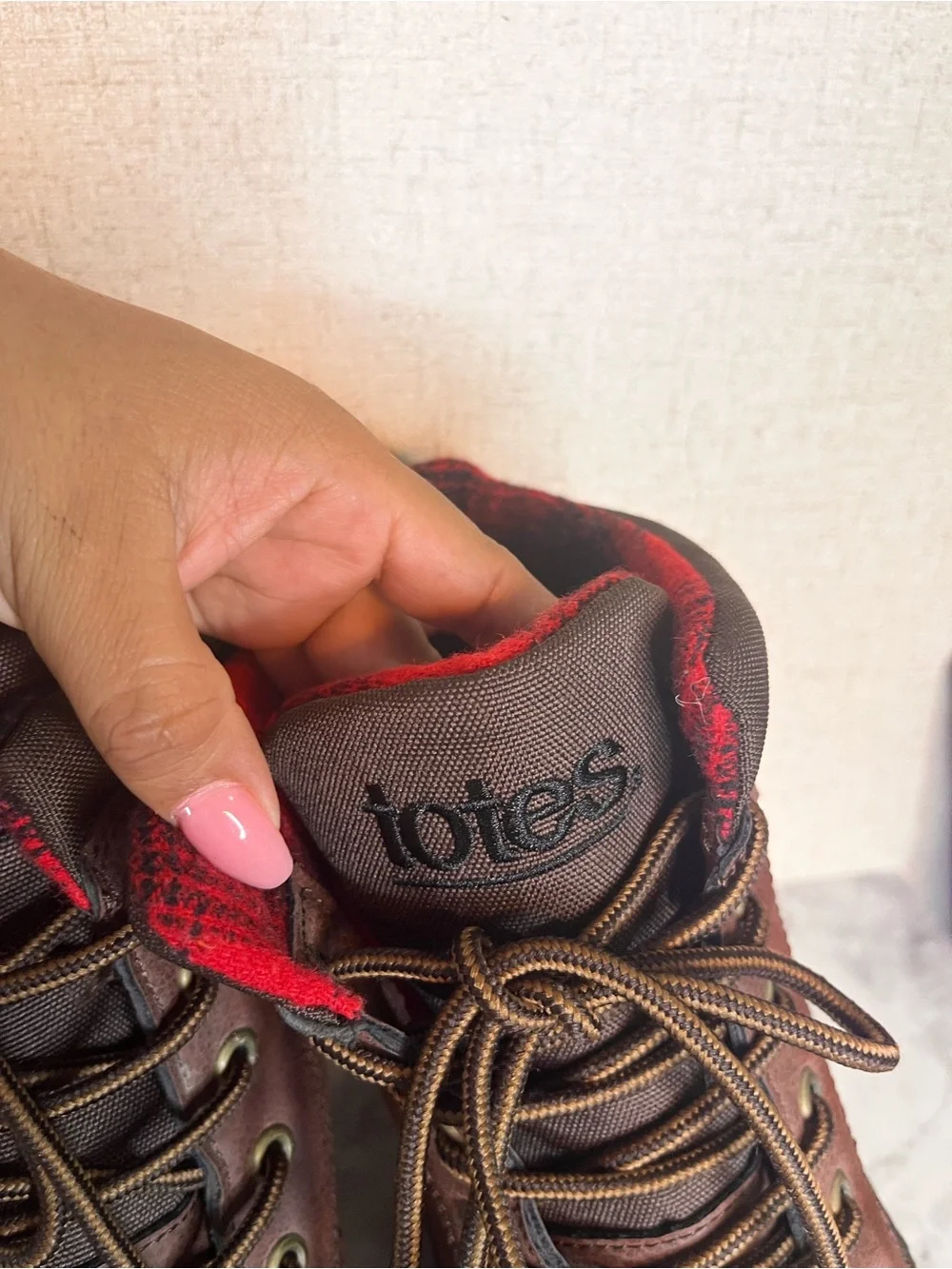 totes Black and Red Plaid Boot Lining